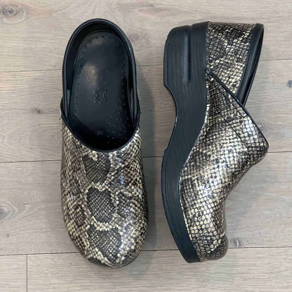 🌱DANSKO Snakes Print Clogs 🌱